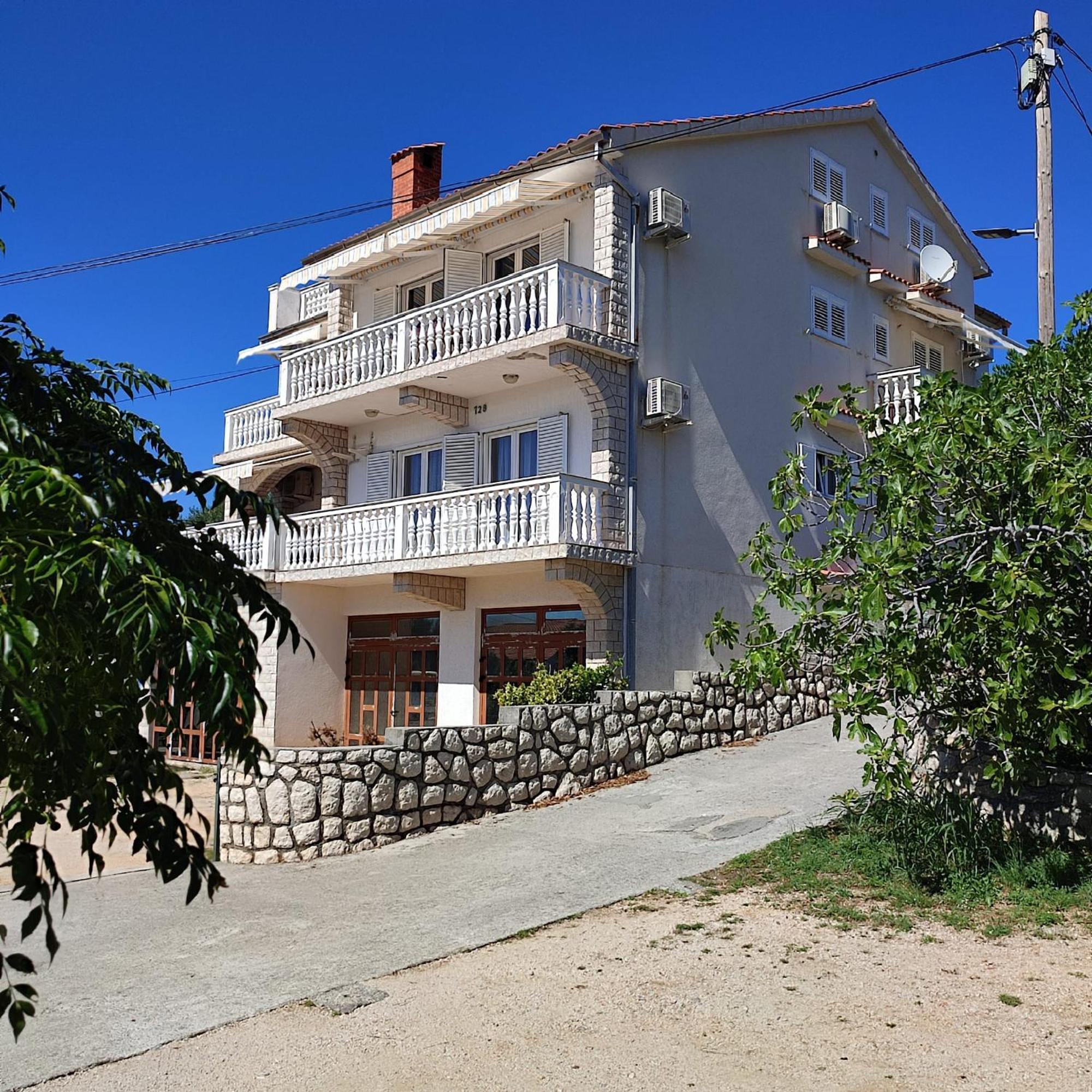 Apartments Vuksan Rab Town Esterno foto
